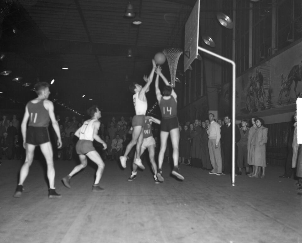 Basketball in the Apollohal. AMVJ champions of the Netherlands, 21 April 1951