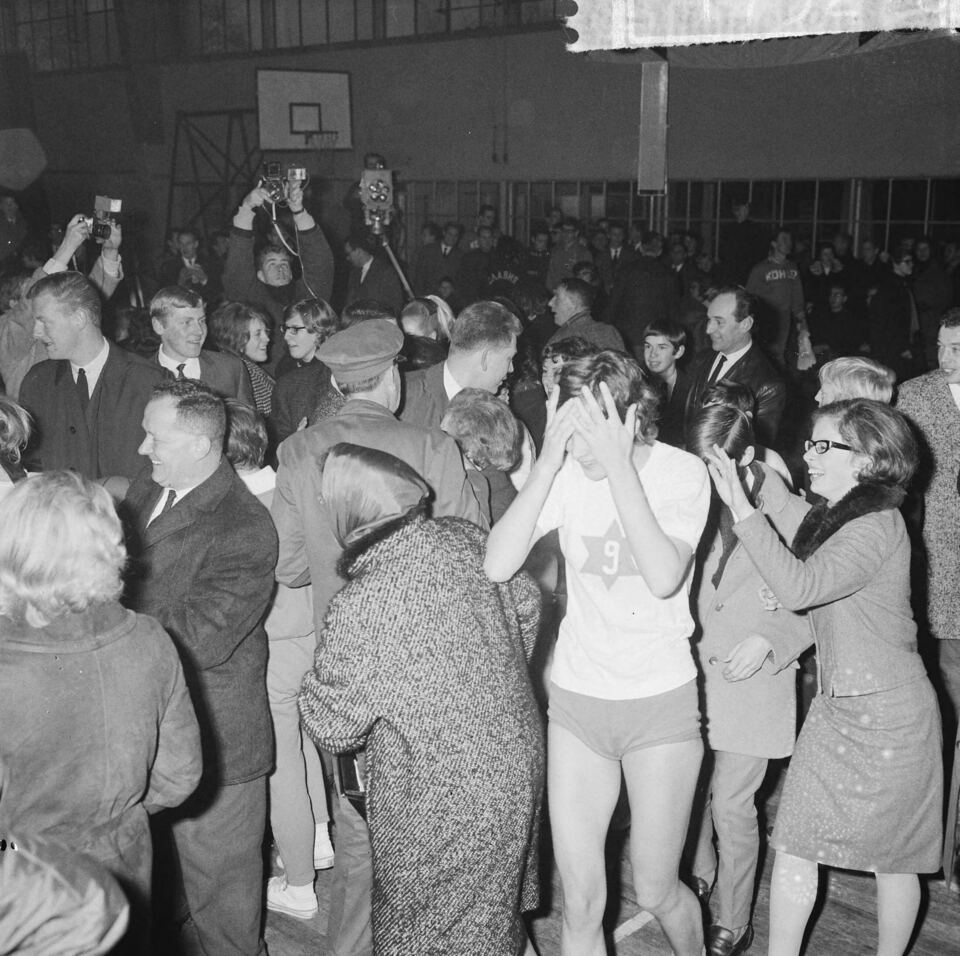 The Blue Stars against Slavia Sofia 64-63, an overjoyed Jannie Westenbrink after the win, 10 January 1965