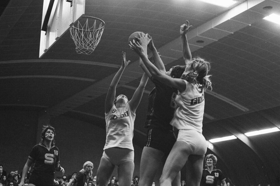 European Cup: Flatstars against Sparta Prague 53-72, Paula Kooistra and Jannie van Ham try to score, 21 November 1971