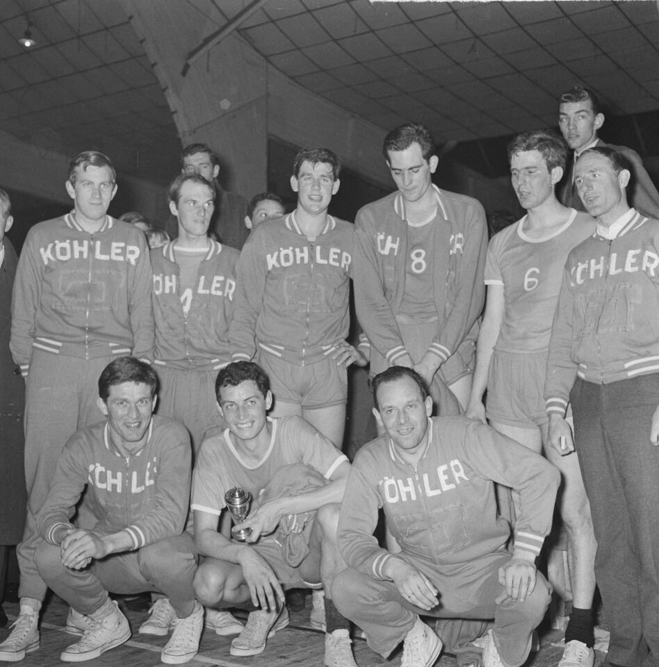 The Wolves against Herly 62-60, The Wolves' championship team. Crouching in the middle (with the trophy) Ton Boot, 10 April 1965